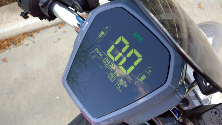 Το Daytona έχει δύο επιλογές οδήγησης και σύστημα αυτόματης ρύθμισης ταχύτητας.