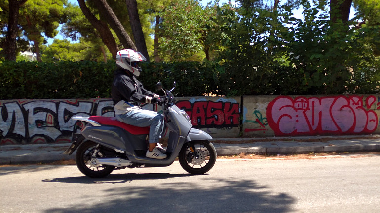 Το e-Viball μπορεί να οδηγηθεί με δίπλωμα αυτοκινήτου με τις κατάλληλες προϋποθέσεις της ισοδυναμίας αδειών οδήγησης.