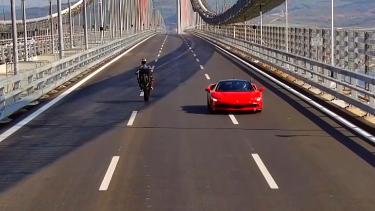 Μια Ferrari τα βάζει με μια Kawasaki στη γέφυρα Canakkale της Τουρκίας