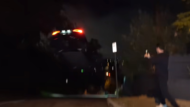 Γκάζωσε με το Tesla και «πέταξε» δεκάδες μέτρα σε απότομη κατηφόρα! 