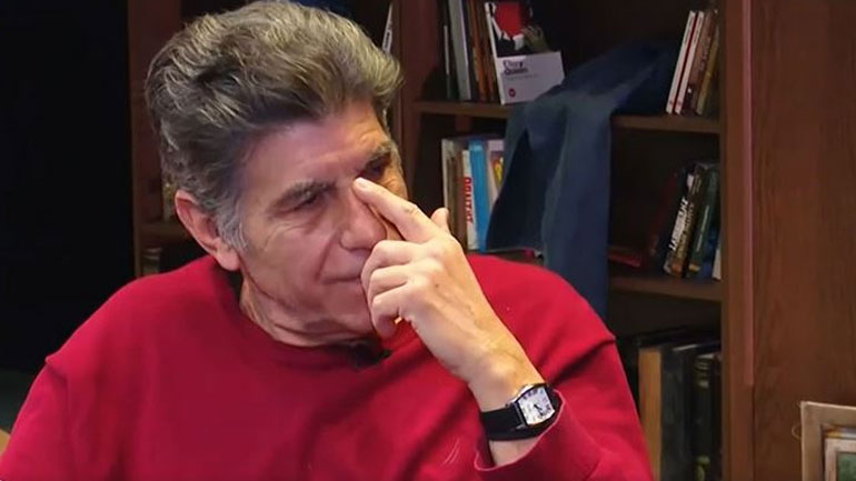 Γιάννης Μπέζος για τον θάνατο των γονιών του: «Ήταν οι πιο δύσκολες μέρες που έπαιξα θέατρο»