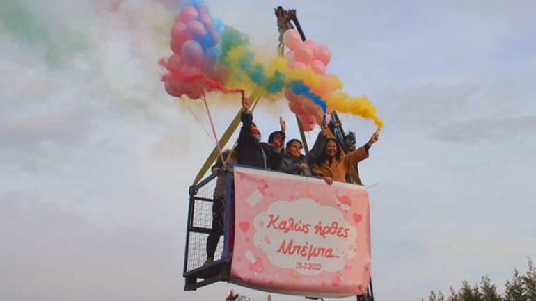 Δράμα: Επιστράτευσαν γερανό για να δουν το νεογέννητο της οικογένειας Δράμα: Επιστράτευσαν γερανό για να δουν το νεογέννητο της οικογένειας