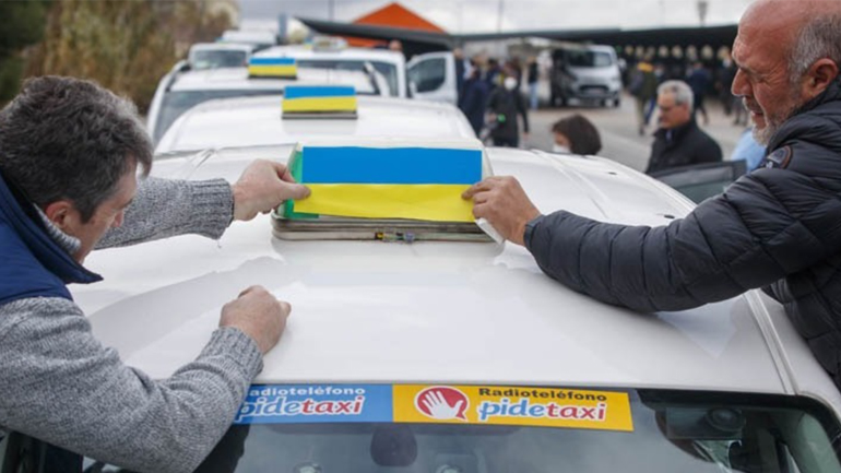 Πρόσφυγες από την Ουκρανία φθάνουν στην Ισπανία χάρη σε δίκτυο αλληλέγγυων Mαδριλένων οδηγών ταξί