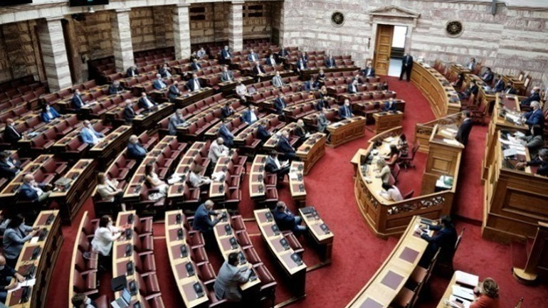 Βουλή: Ψηφίστηκε το πολυνομοσχέδιο για την εθνική σύνταξη των ομογενών, τους δασωμένους αγρούς και την ευθύνη του Τύπου