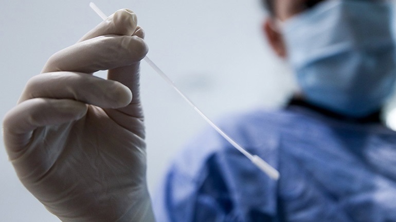 Κορωνοϊός: Ένα self-test την εβδομάδα στα σχολεία και 100% πληρότητα στα γήπεδα