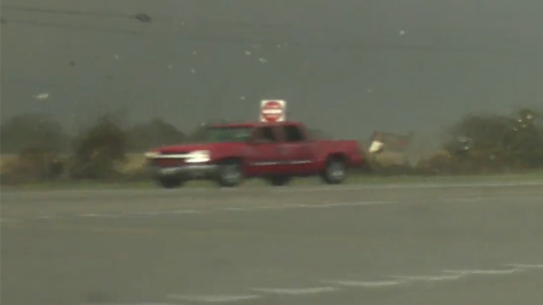 Pickup εναντίον ανεμοστρόβιλου