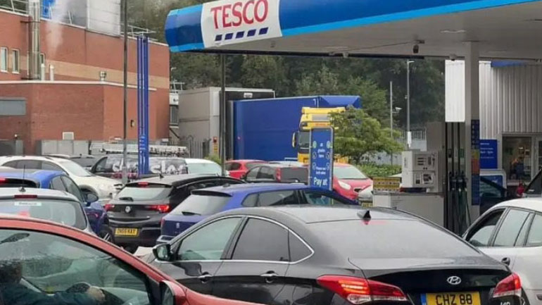 Μειώνει το φόρο στα καύσιμα η Βρετανία