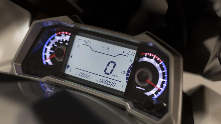 Μεγάλη ψηφιακή οθόνη με όλες τις πληροφορίες.