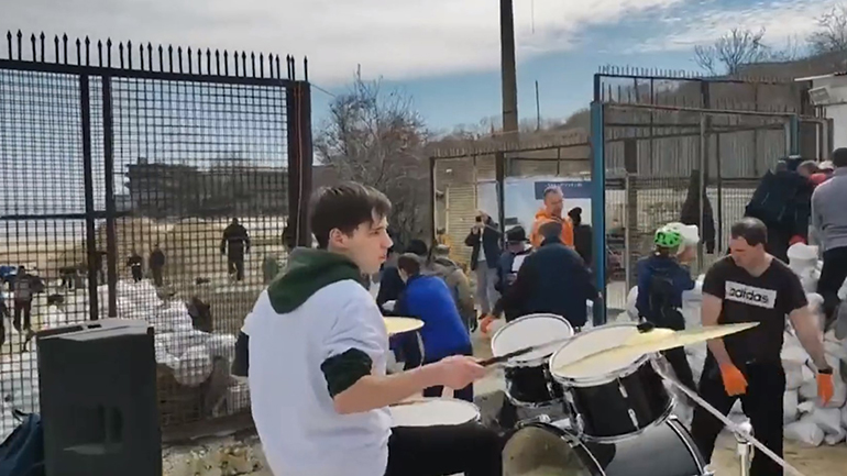 Ουκρανοί οχυρώνουν την Οδησσό ακούγοντας Bon Jovi