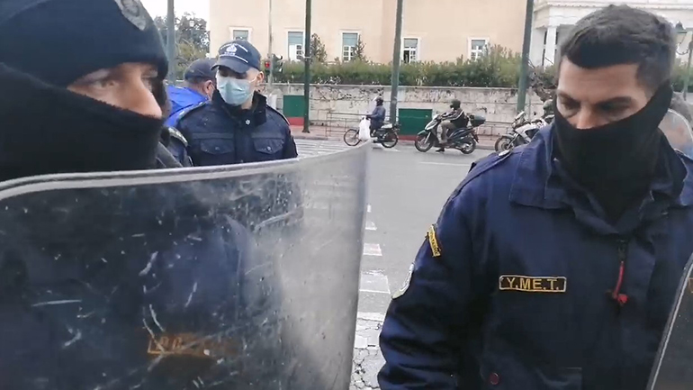 Αστυνομικές δυνάμεις περιόρισαν υγειονομικούς που διαδήλωναν κοντά στη Βουλή