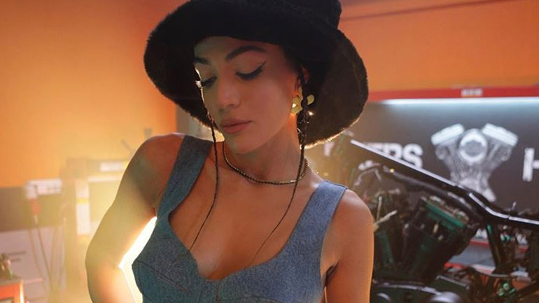 Ήβη Αδάμου: Υιοθέτησε το double denim στο νέο βίντεο κλιπ της