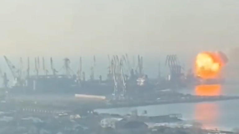 Φλέγεται ρωσικό πολεμικό πλοίο στο λιμάνι Μπερντιάσκ – Βίντεο με τη στιγμή της έκρηξης