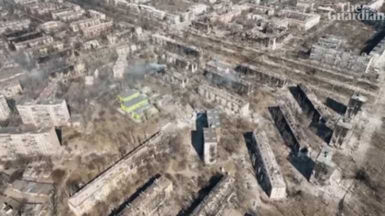The Guardian: Συγκλονιστικό εναέριο βίντεο από τη βομβαρδισμένη Μαριούπολη – Δείτε το