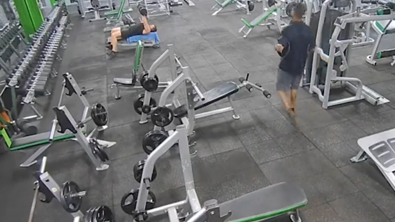 Τον χτύπησε με αλτήρα 20 κιλών στο κεφάλι