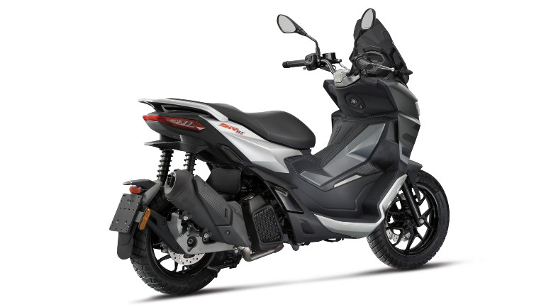 Τα ελαστικά είναι διπλής χρήσης για ελαφρά περάσματα εκτός δρόμου.