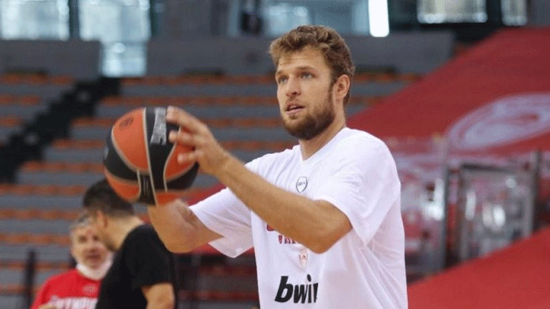 Βεζένκοφ: «Ασχολούμαστε μόνο με τον εαυτό μας»