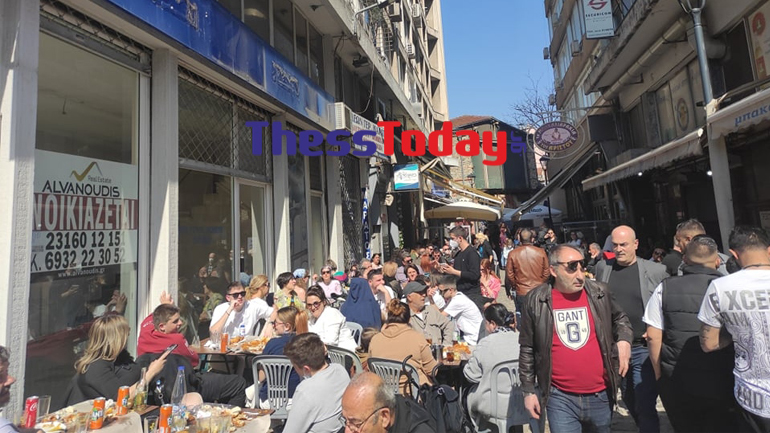 Θεσσαλονίκη: «Βούλιαξαν» τα Λαδάδικα από τον κόσμο – Γεμάτα όλα τα τραπέζια στις ταβέρνες