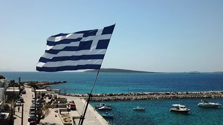 Πάρος: Η παρέλαση στην Αλυκή κάτω από τη γιγάντια γαλανόλευκη έκλεψε τις εντυπώσεις!