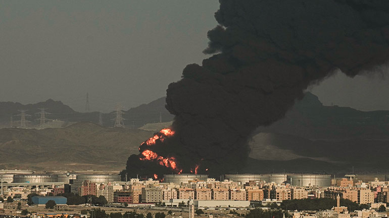 Τεράστια έκρηξη σε πετρελαϊκές εγκαταστάσεις της Aramco στη Τζέντα