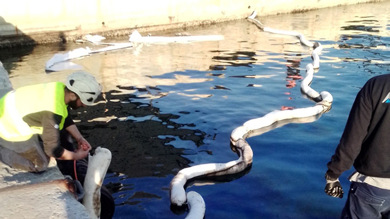 Περιορίστηκε άμεσα, πετρελαιοκηλίδα στη Ραφήνα