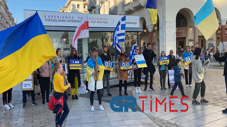 Θεσσαλονίκη: Με ελληνικές σημαίες και σαξόφωνο τίμησαν την 25η Μαρτίου οι Ουκρανοί
