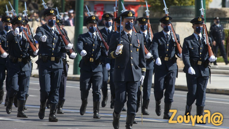 Στα γαλανόλευκα η Αθήνα – Δείτε φωτογραφίες από την προετοιμασία της παρέλασης