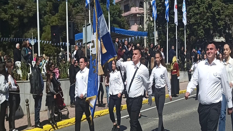 Το στιγμιότυπο από την πρωινή παρέλαση των τρίδυμων αδελφών Λουκάκη στο Χαϊδάρι