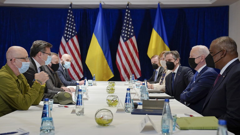 Στο τραπέζι ο Μπάιντεν με την ουκρανική αντιπροσωπεία