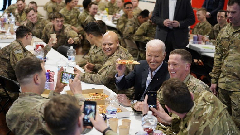 Ο Μπάιντεν επισκέφθηκε Αμερικανούς στρατιώτες στην Πολωνία