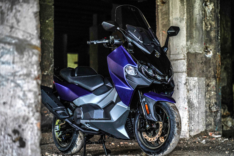 Επιθετική εμφάνιση με LED φωτιστικά σώματα εμπρός και πίσω.