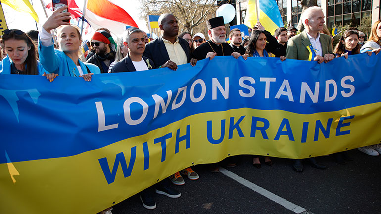 Διαδήλωση υπέρ της Ουκρανίας στο Λονδίνο – Μήνυμα του Κ. Μπακογιάννη