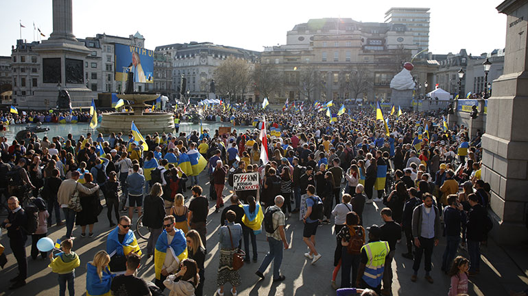 Χιλιάδες διαδηλωτές στους δρόμους του Λονδίνου για να στηρίξουν τους Ουκρανούς