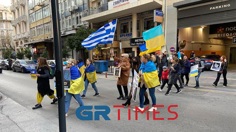 Θεσσαλονίκη: Συγκέντρωση Ουκρανών κατά του πολέμου στην πλατεία Αριστοτέλους