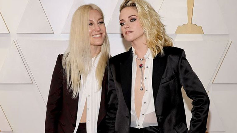 Oscar 2022: Το φιλί της Kristen Stewart με την αρραβωνιαστικιά της στο κόκκινο χαλί