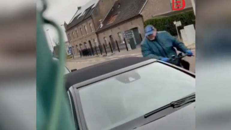 Άνδρας σε ποδήλατο φτύνει αυτοκίνητα