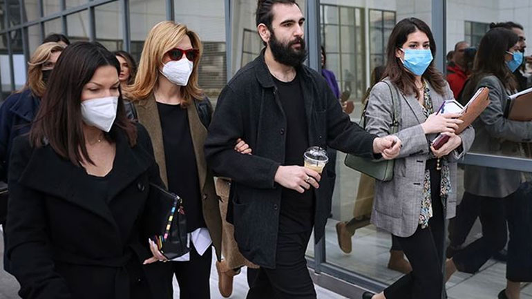 Δίκη Πέτρου Φιλιππίδη: Στο δικαστήριο η σύζυγός του Ελπίδα Νίνου και ο γιος του