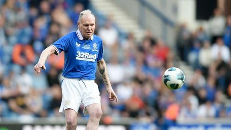 O Γκασκόιν έβαλε τρικλοποδιά σε μικρό οπαδό της Ρέιντζερς! O Γκασκόιν έβαλε τρικλοποδιά σε μικρό οπαδό της Ρέιντζερς!