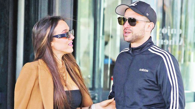 Καλομοίρα: Ταξίδι αστραπή στην Ελλάδα με τον σύζυγό της, Γιώργο Μπούσαλη