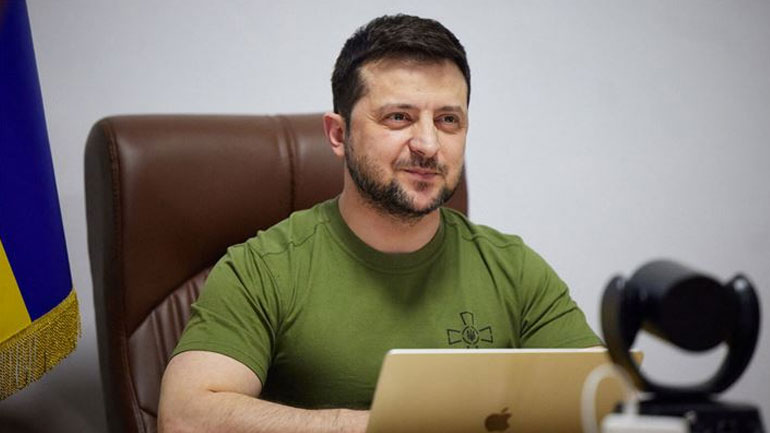 Volodymyr Zelensky: To εμβληματικό μπλουζάκι του Ουκρανού προέδρου που έγινε sold out