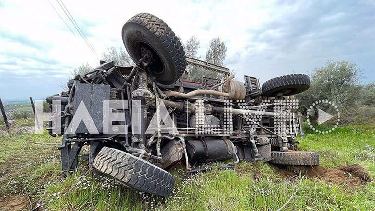 Ανετράπη πυροσβεστικό όχημα σε πυρκαγιά στο Χελιδόνι – Δύο τραυματίες