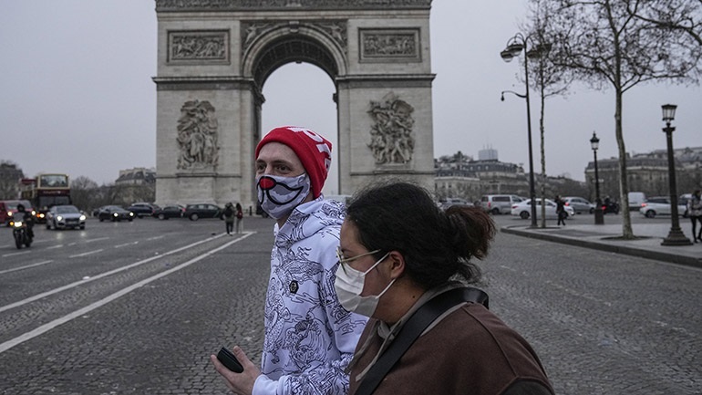 Γαλλία: Ξεπέρασαν τις 217.000 οι νέες μολύνσεις από Covid-19