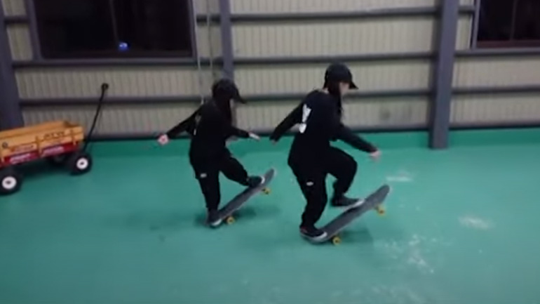 Kόλπα στο skateboard από δύο μικρά κορίτσια