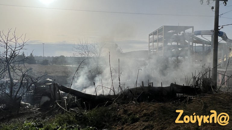 Φωτιά σε παλιά μάντρα αυτοκινήτων πλησίον της Αττικής Οδού