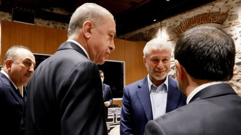 Παρών στις διαπραγματεύσεις Ουκρανίας-Ρωσίας ο Αμπράμοβιτς – Οργιάζουν τα σενάρια για τη δηλητηρίαση