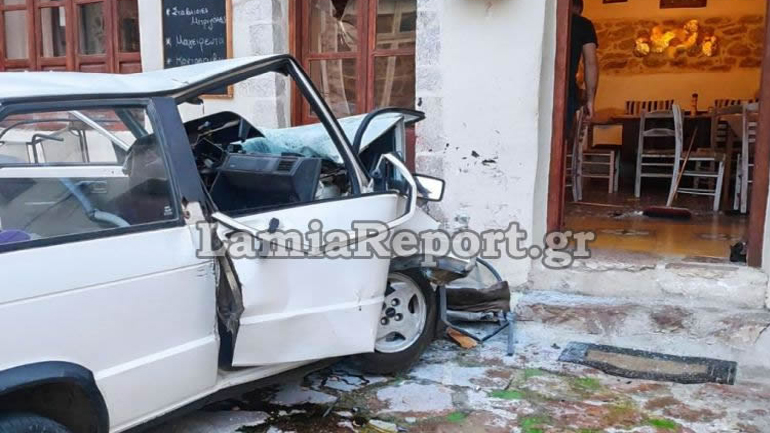 Αμφίκλεια: Γυναίκα έχασε τη ζωή της όταν αυτοκίνητο «καρφώθηκε» σε τσιπουράδικο