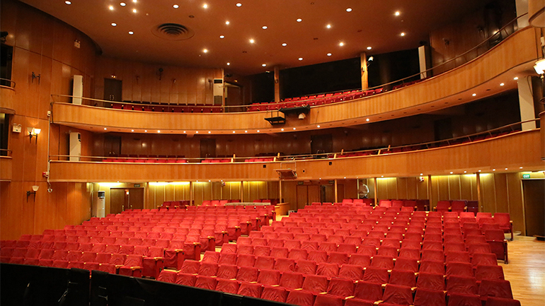 «Ρεμπέτισσες του Ντουνιά»: Μια περφόρμανς του Μ. Χατζηπροκοπίου στο θέατρο Ολύμπια