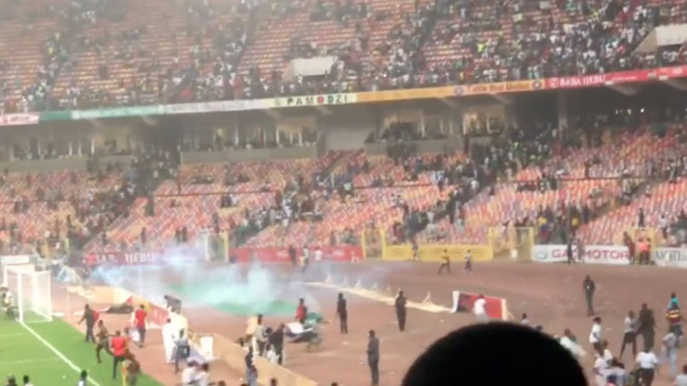 Σοβαρά επεισόδια μετά τον αποκλεισμό της Νιγηρίας απ’το Μουντιάλ – Εισέβαλαν στο γήπεδο οι οπαδοί της!