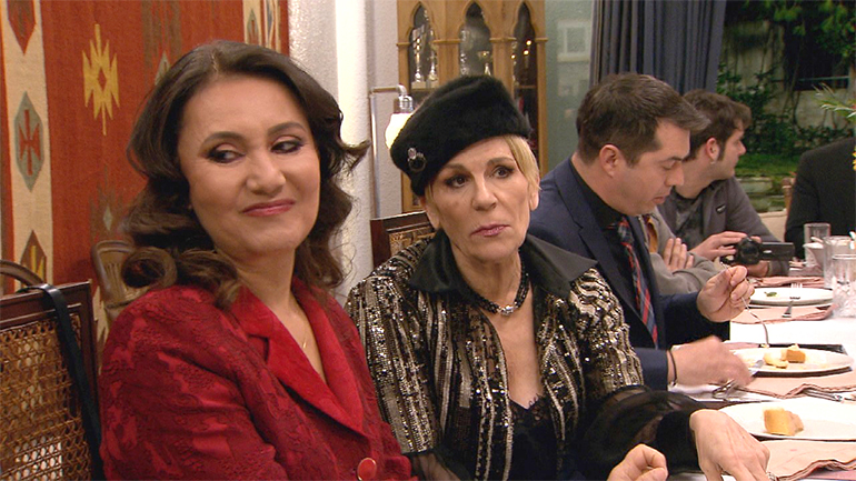 «Η τούρτα της μαμάς»: «Η βασίλισσα» έρχεται στα Πετράλωνα και αναστατώνει την οικογένεια Βασίλαινα