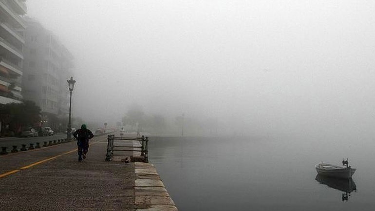 Σε πέπλο ομίχλης το πρωί η Θεσσαλονίκη- Νοτιοανατολικοί άνεμοι και σκόνη την ενισχύουν