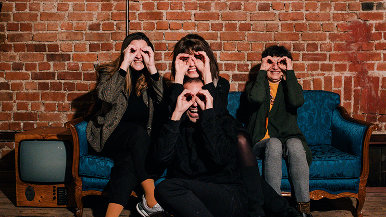 Θεσσαλονίκη: Πρωταπριλιά στο Μπενσουσάν Χαν με πρωτοσέλιδα εφημερίδων που «ζωντανεύουν»